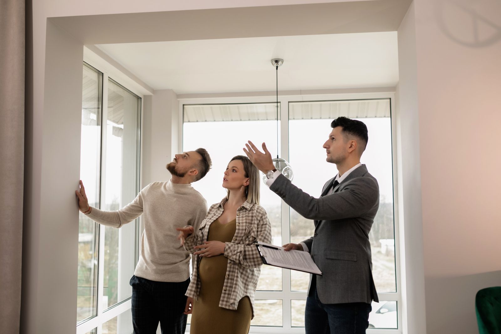 Examen attentif d’un logement pendant une visite